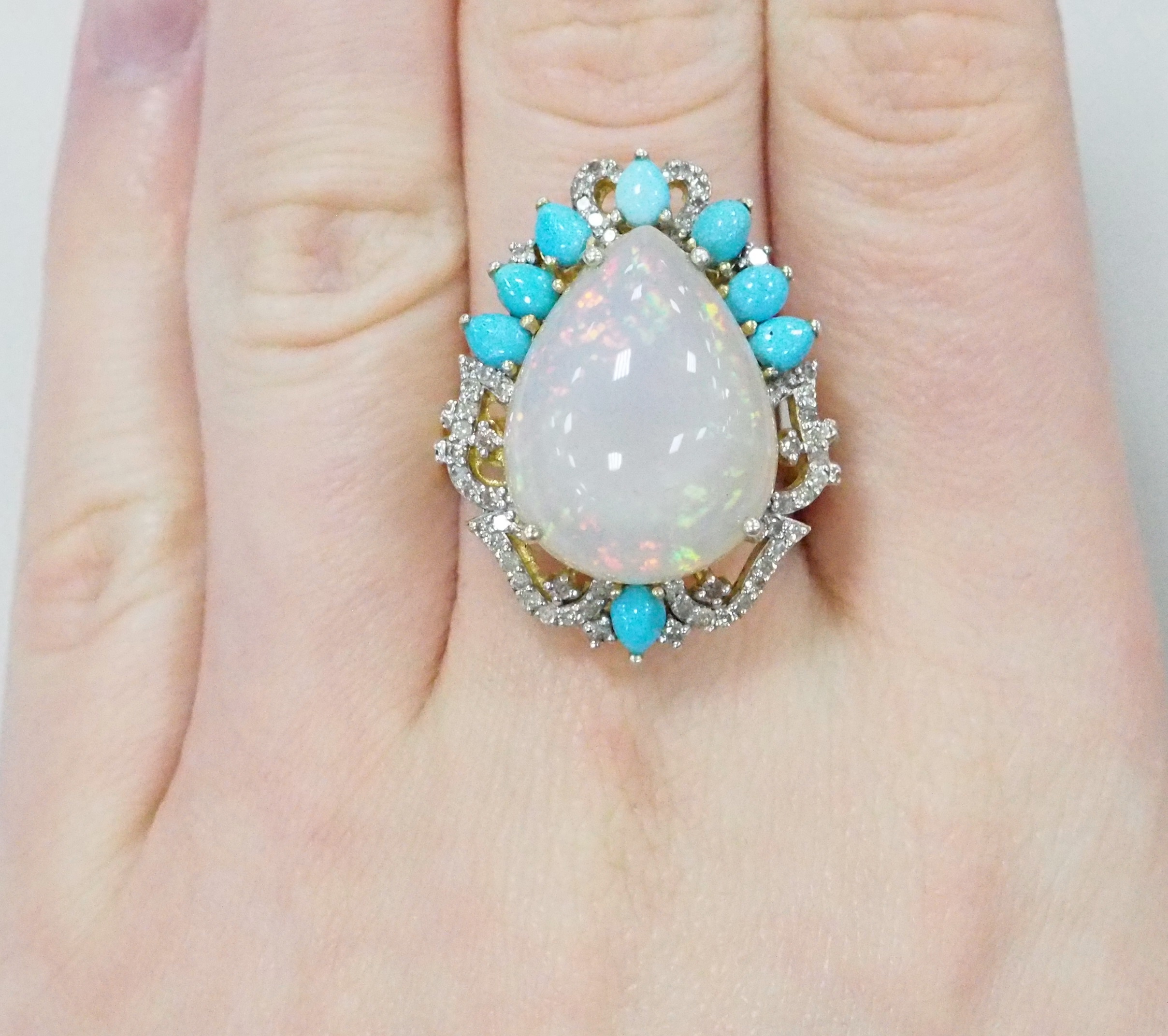 Серебряное кольцо 925 пробы; вставки 1 Опал бел. 12,86ct (Эфиопия); 8 Бирюза 1,24ct; 88 Бр.Кр-17 0,6ct 4/4;